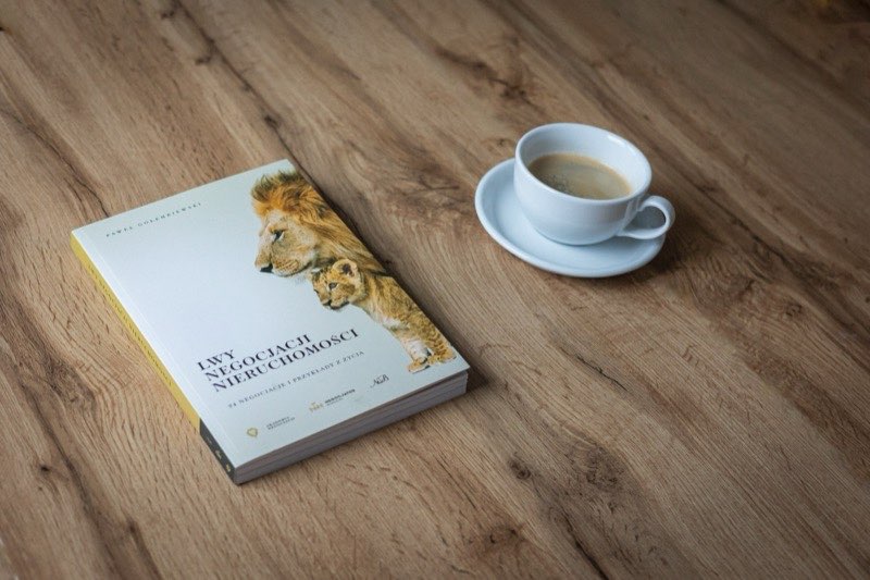 Książka Lwy Negocjacji — zdjęcie lifestyle